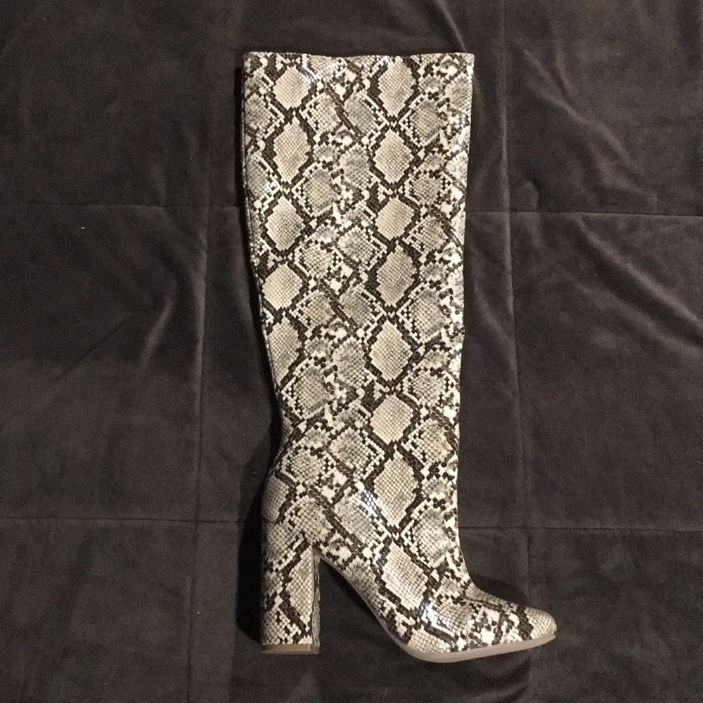 NIB Ari Block Heel Snakeskin